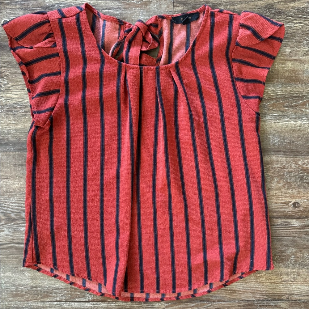 Size small blouse, cute tie detail in back